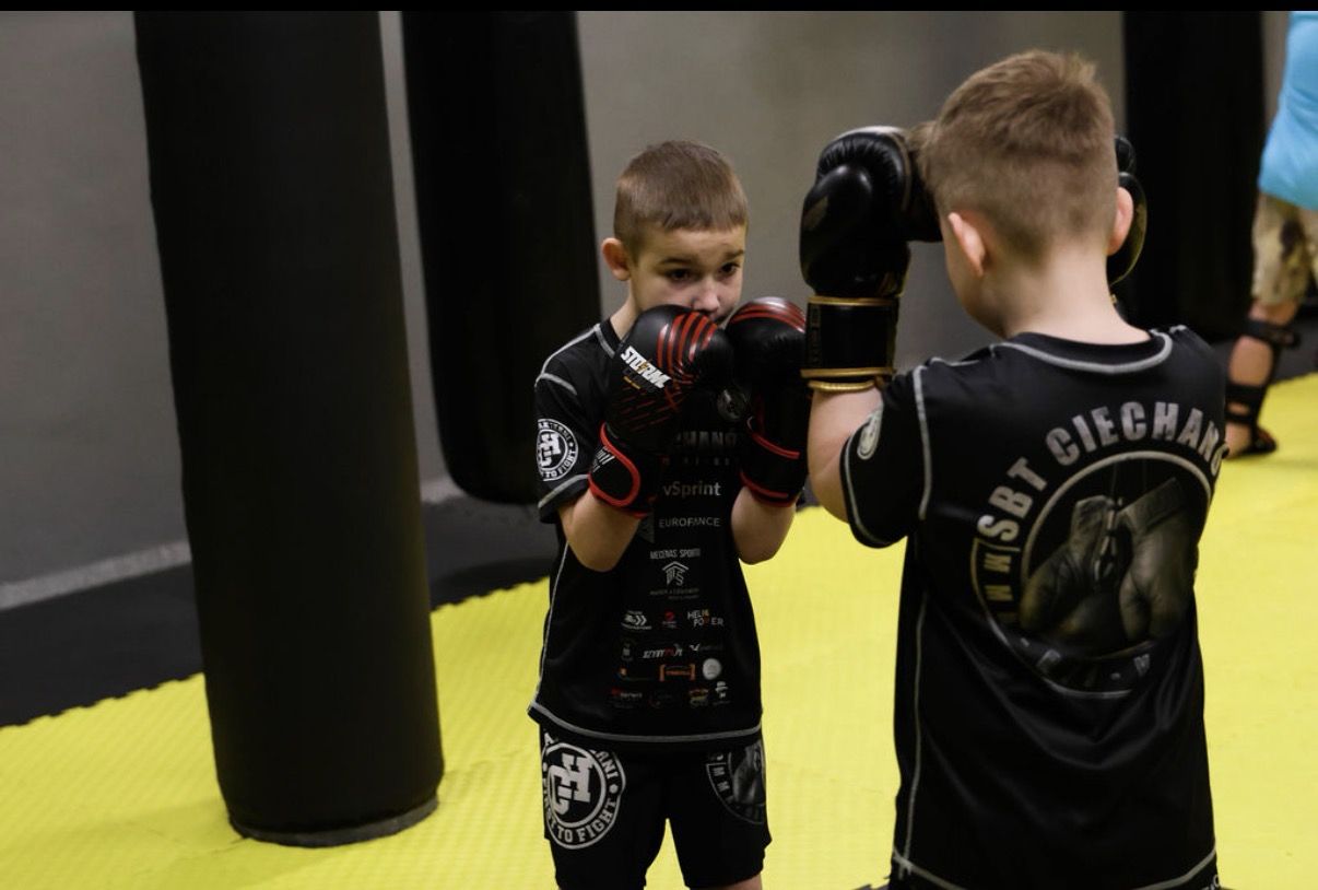 Dzieci ćwiczą kickboxing w rękawicach