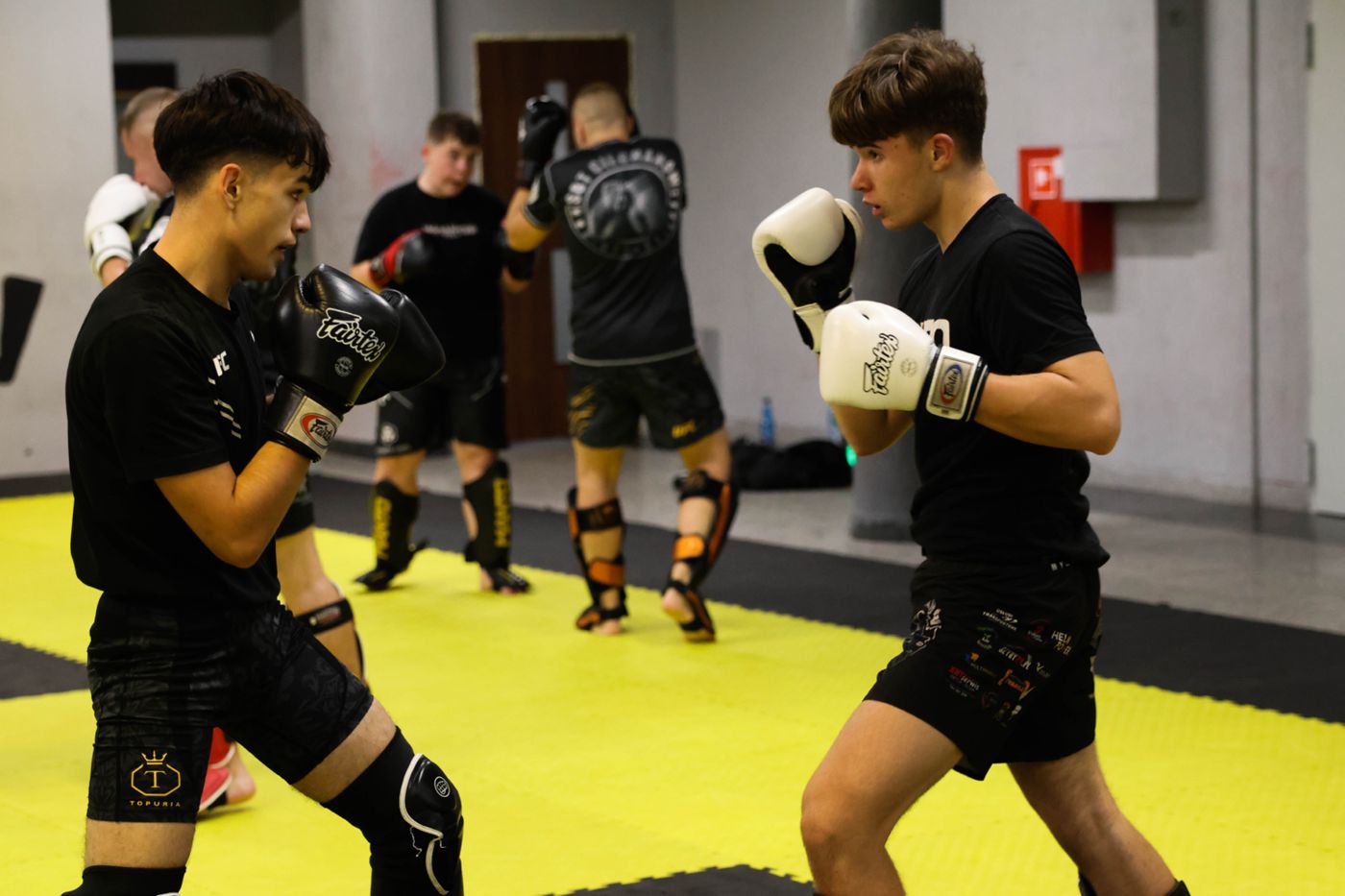 Sparing kickboxingu na żółtej macie w SBT Ciechanów