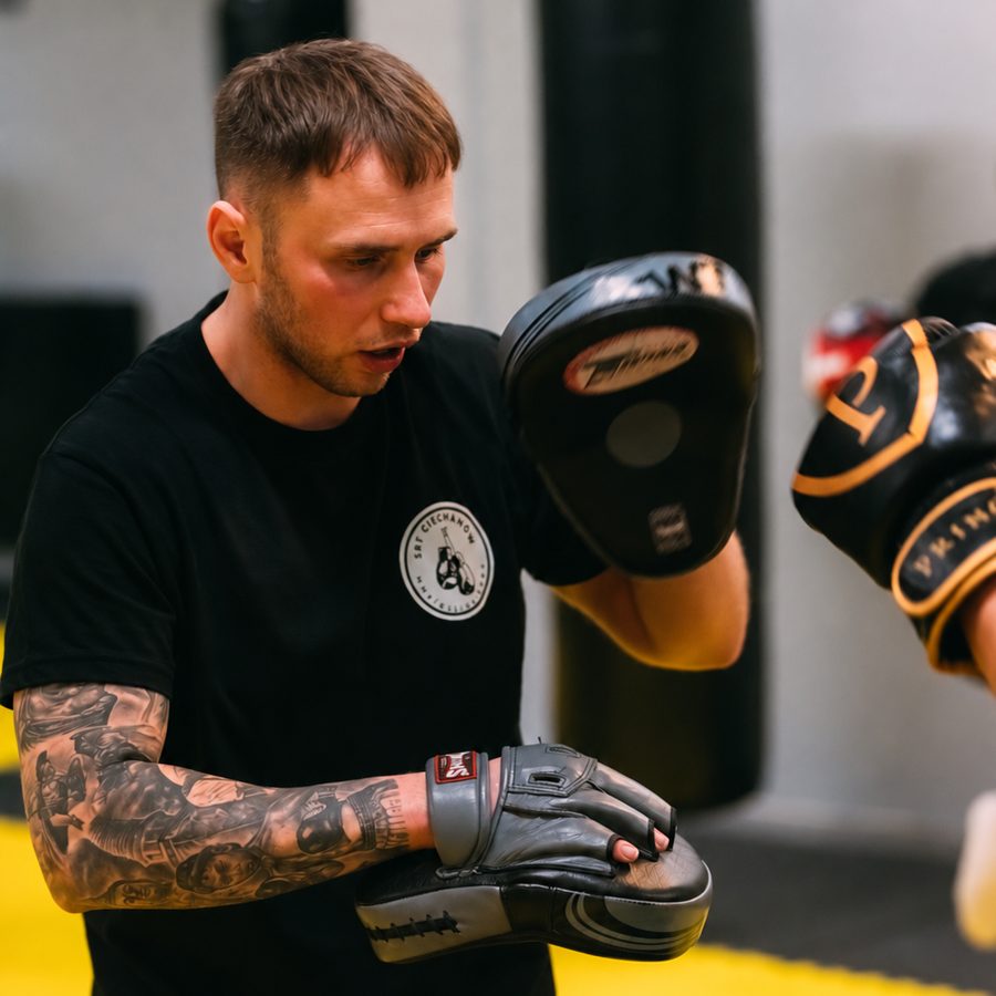 Sebastian trzyma tarcze podczas treningu w SBT